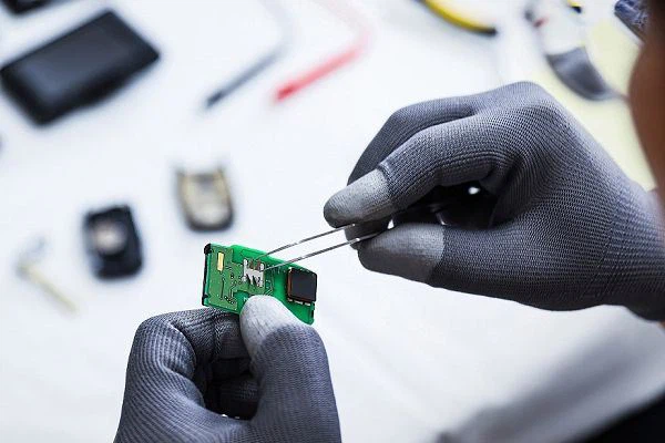 Kako antistatičke rukavice koje se koriste u elektroničkoj radionici igraju a...